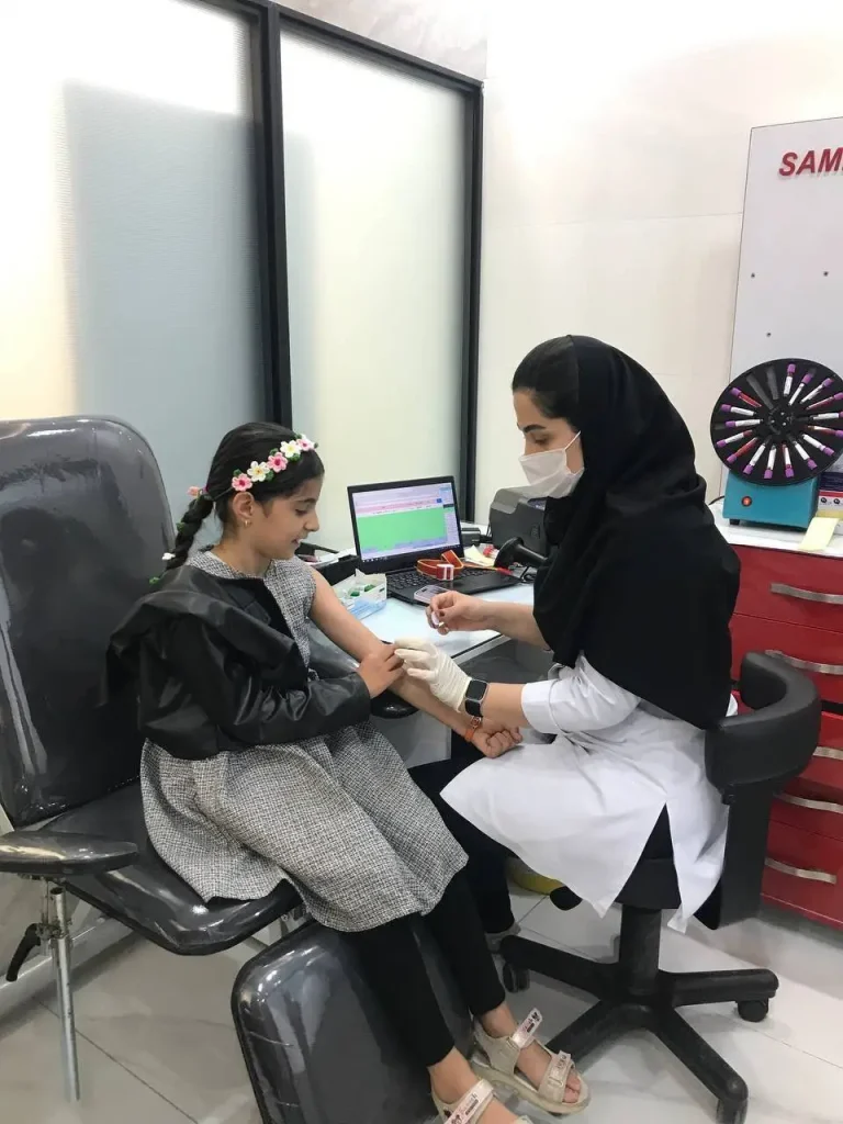 نمونه‌گیری از کودک در آزمایشگاه رازی سنندج
